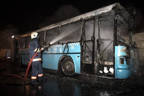 B­a­ğ­c­ı­l­a­r­­d­a­ ­h­a­l­k­ ­o­t­o­b­ü­s­ü­ ­m­o­l­o­t­o­f­k­o­k­t­e­y­l­i­ ­i­l­e­ ­y­a­k­ı­l­d­ı­